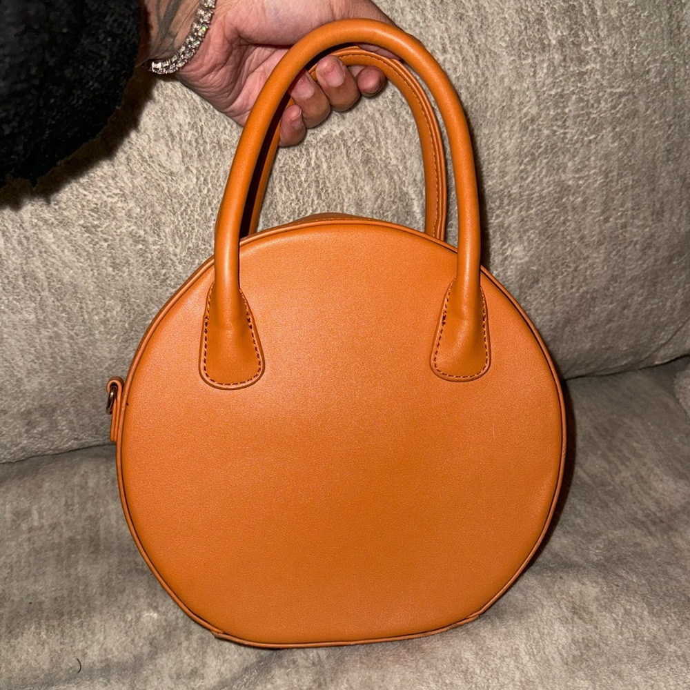 EXPRESSIONS NYC ROUND BAG - Picture 2 of 6